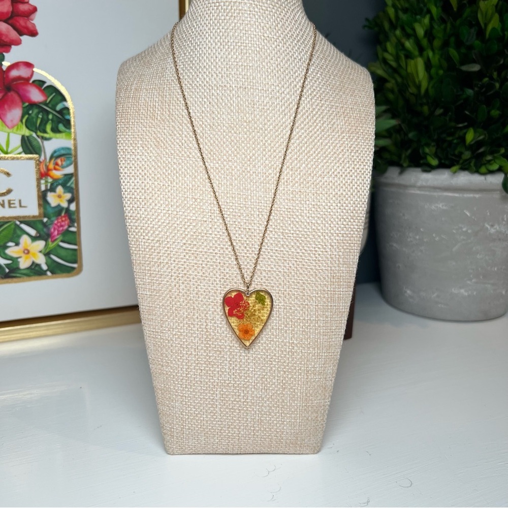 NWOT Pressed Flower Heart Resin Pendant Necklace Gold Chain Boho Floral 16” + 2”